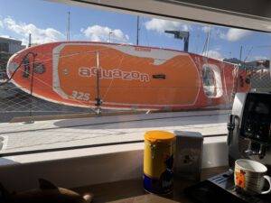 Das neue SUP wird an der Reling befestigt