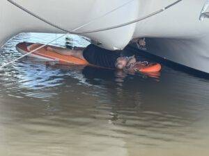 Boot-Yoga auf dem SUP zur Montage des Heizungsauspuffs