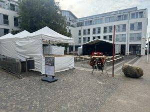 Über Nacht wurde eine Bühne am Rathaus aufgebaut