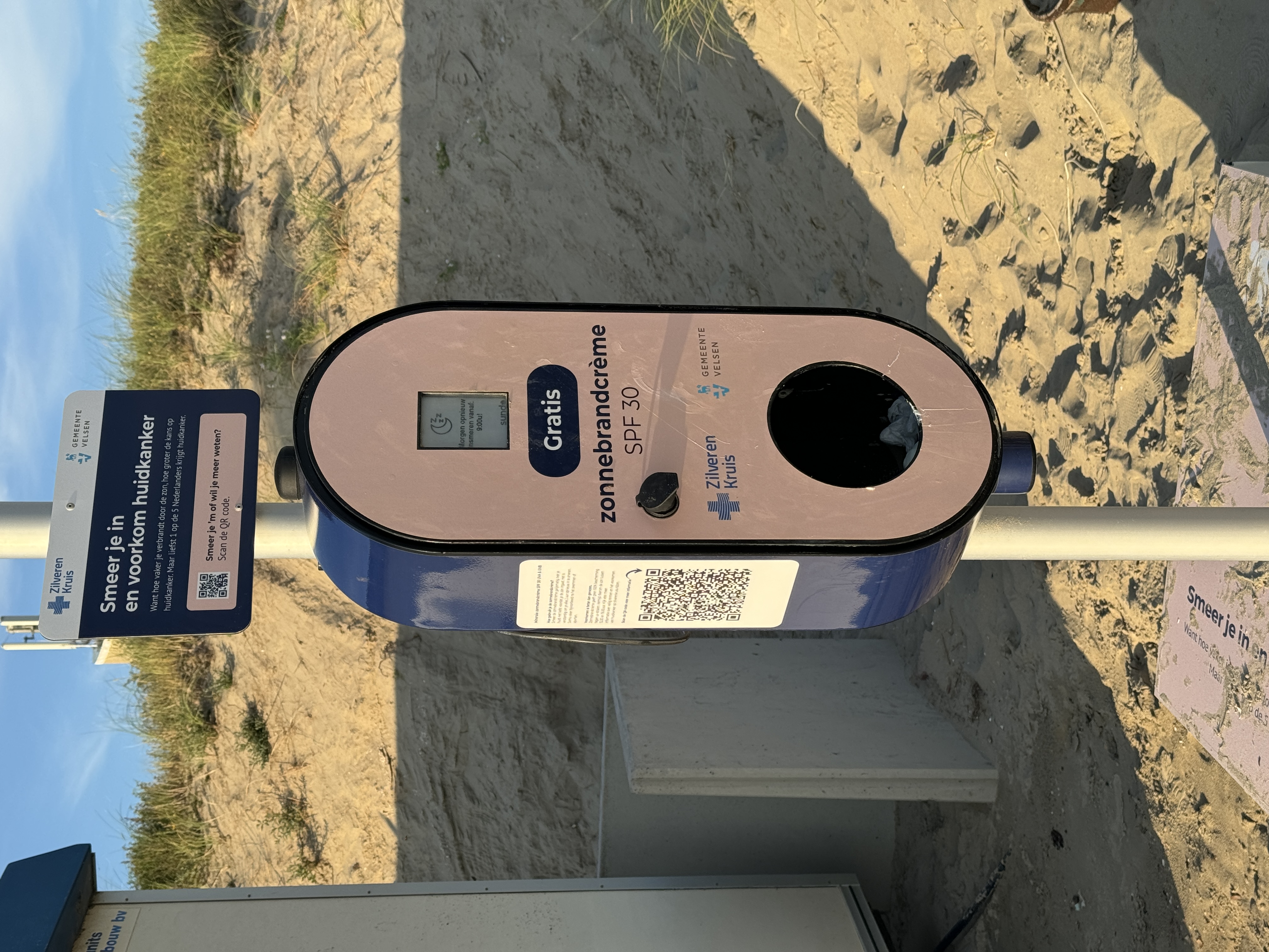 Gute Idee! Sonnencremespender am Strand