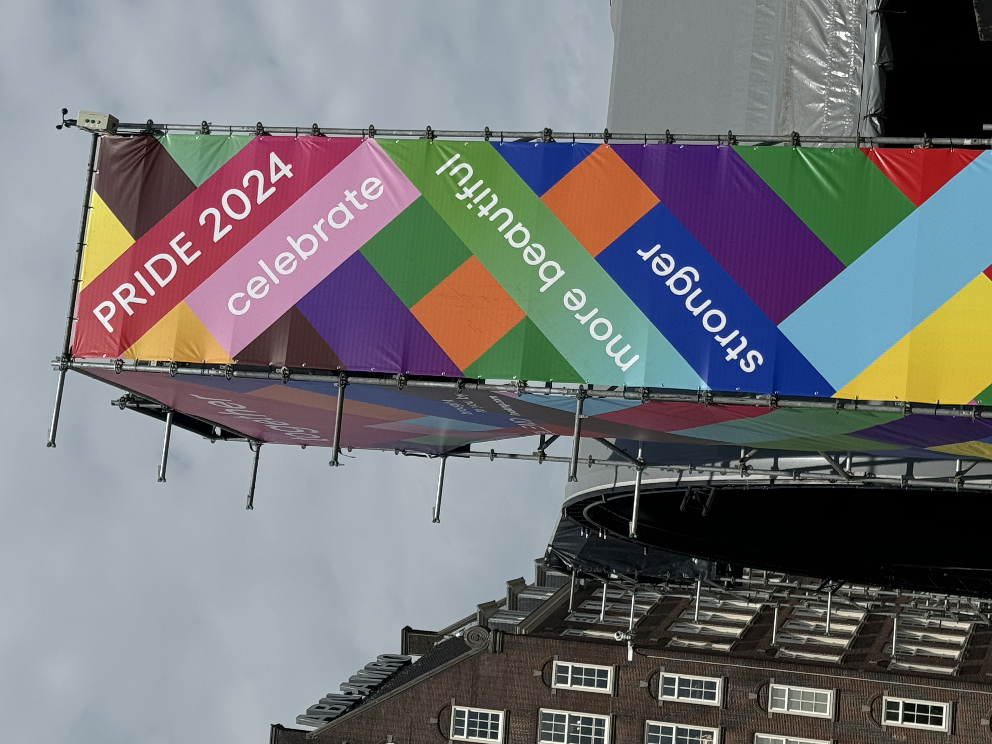 Aufbauarbeiten am Dam