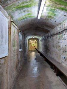 Im Bunker standen jedem Helgoländer 50 cm Sitzplatz während der Bombardements zur Verfügung