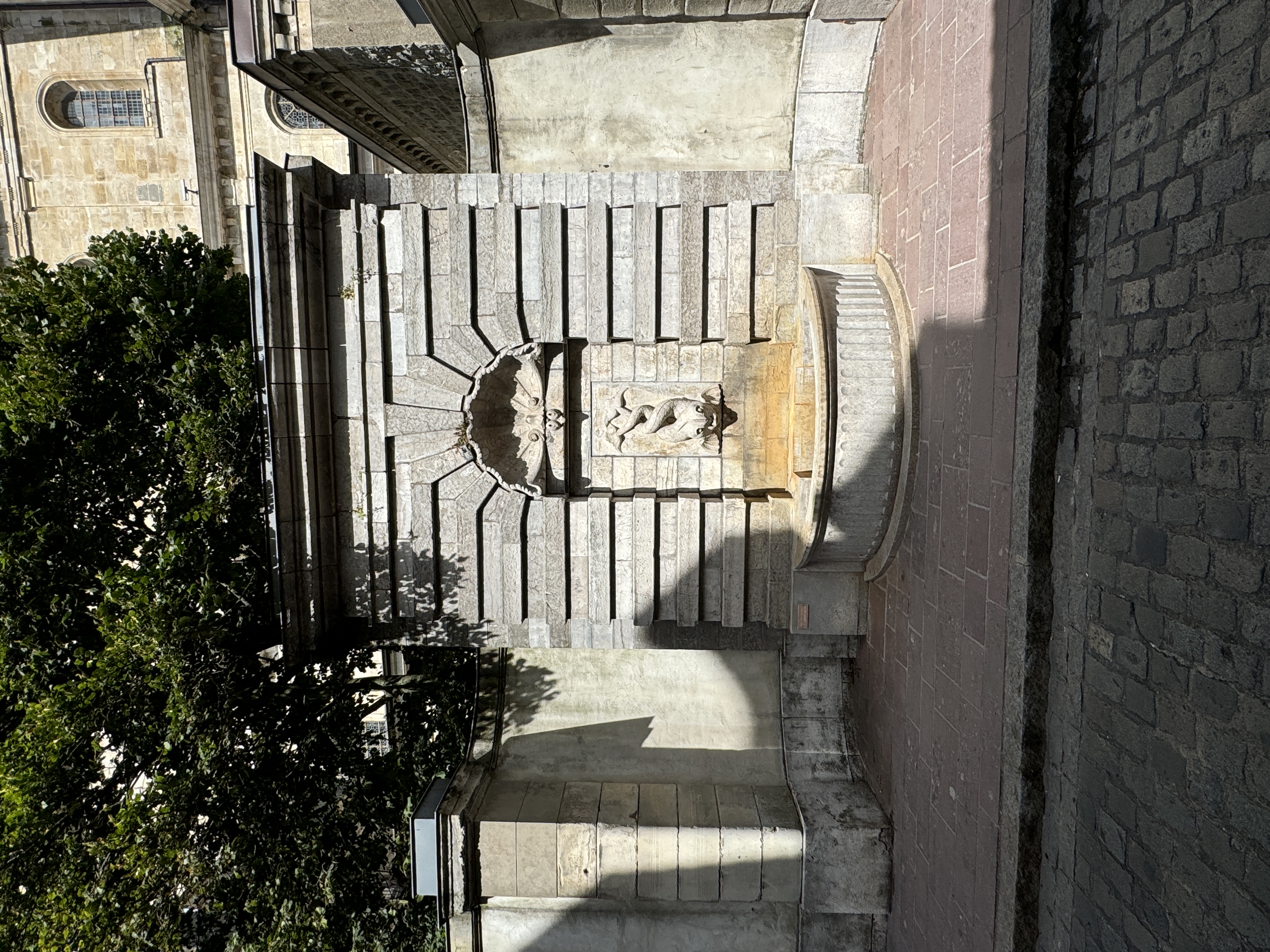 Fontaine aux Dauphins