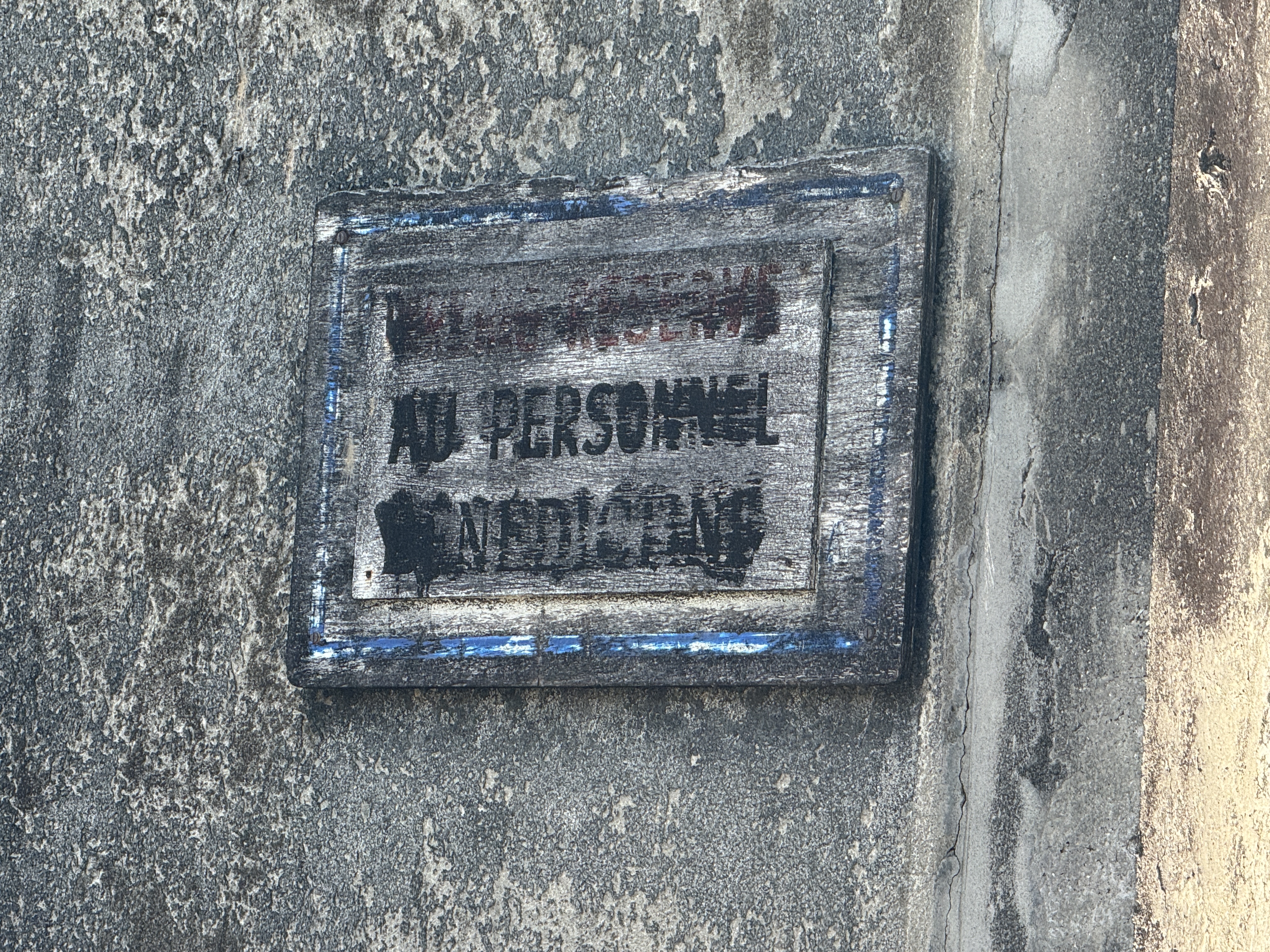 Uraltes Hinweisschild