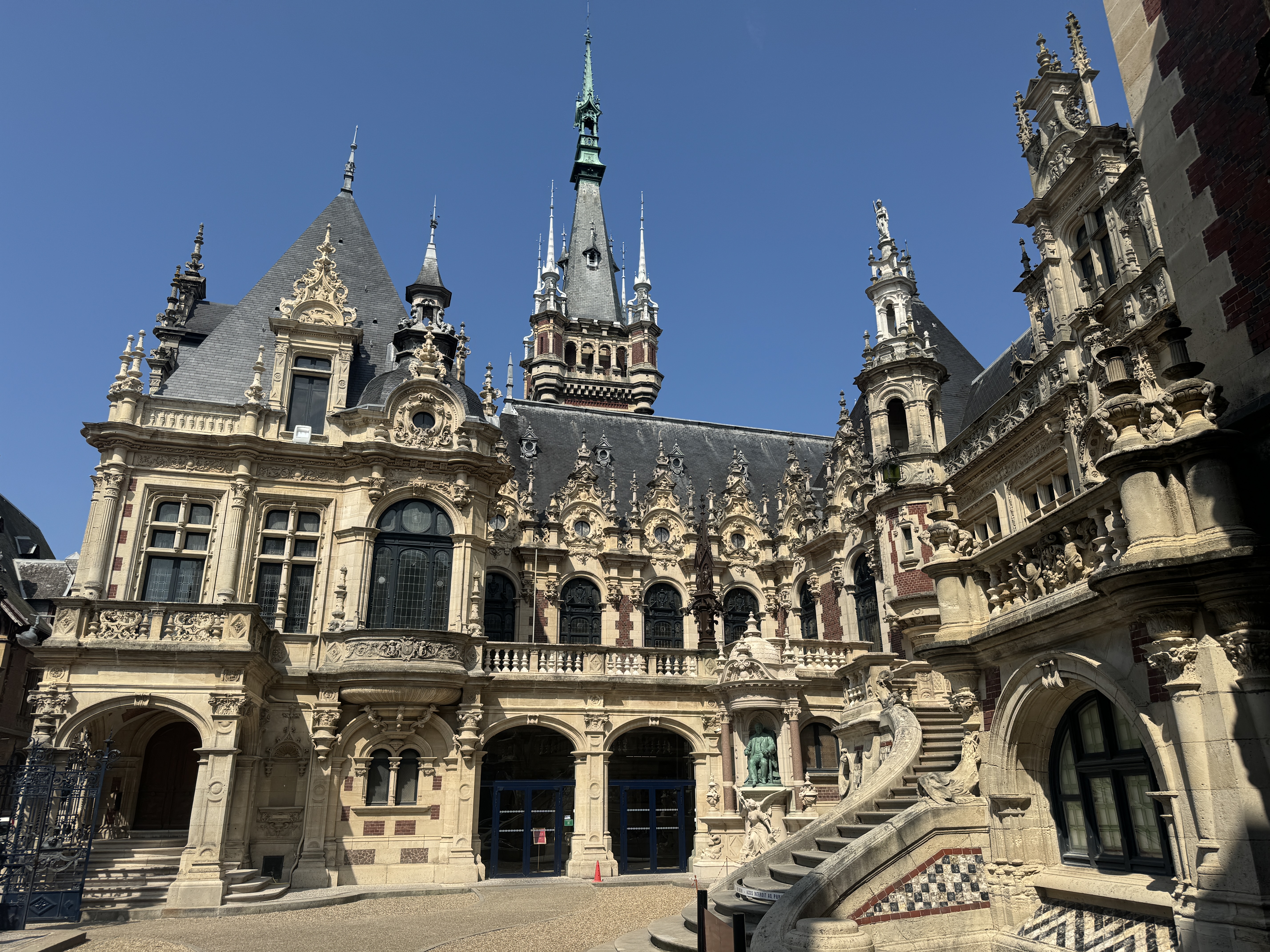 Prächtiges Gebäude in einer Mischung aus Neogotik und Neorenaissance