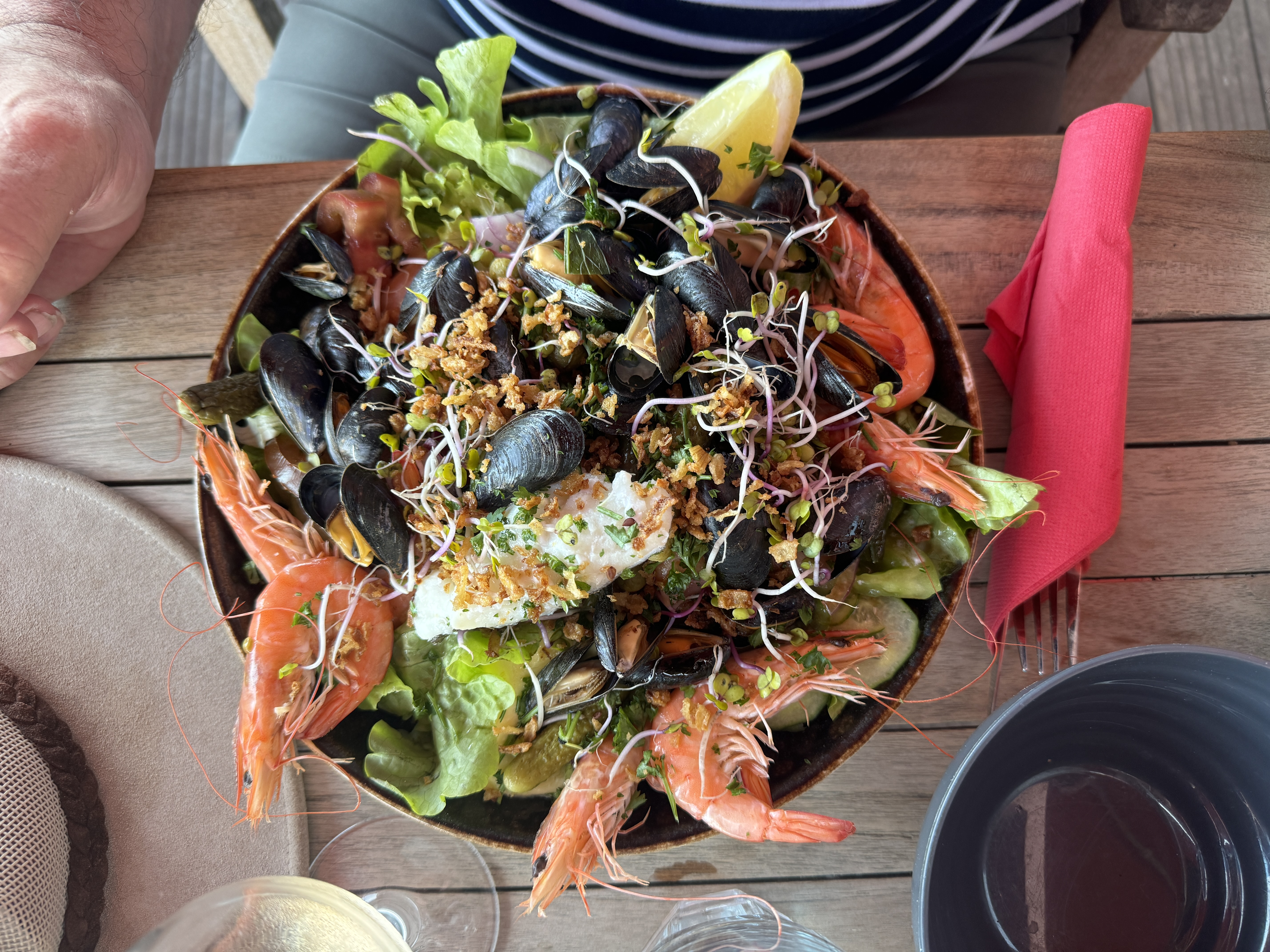 Mittagessen am Hafen mit Meeresfrüchtesalat