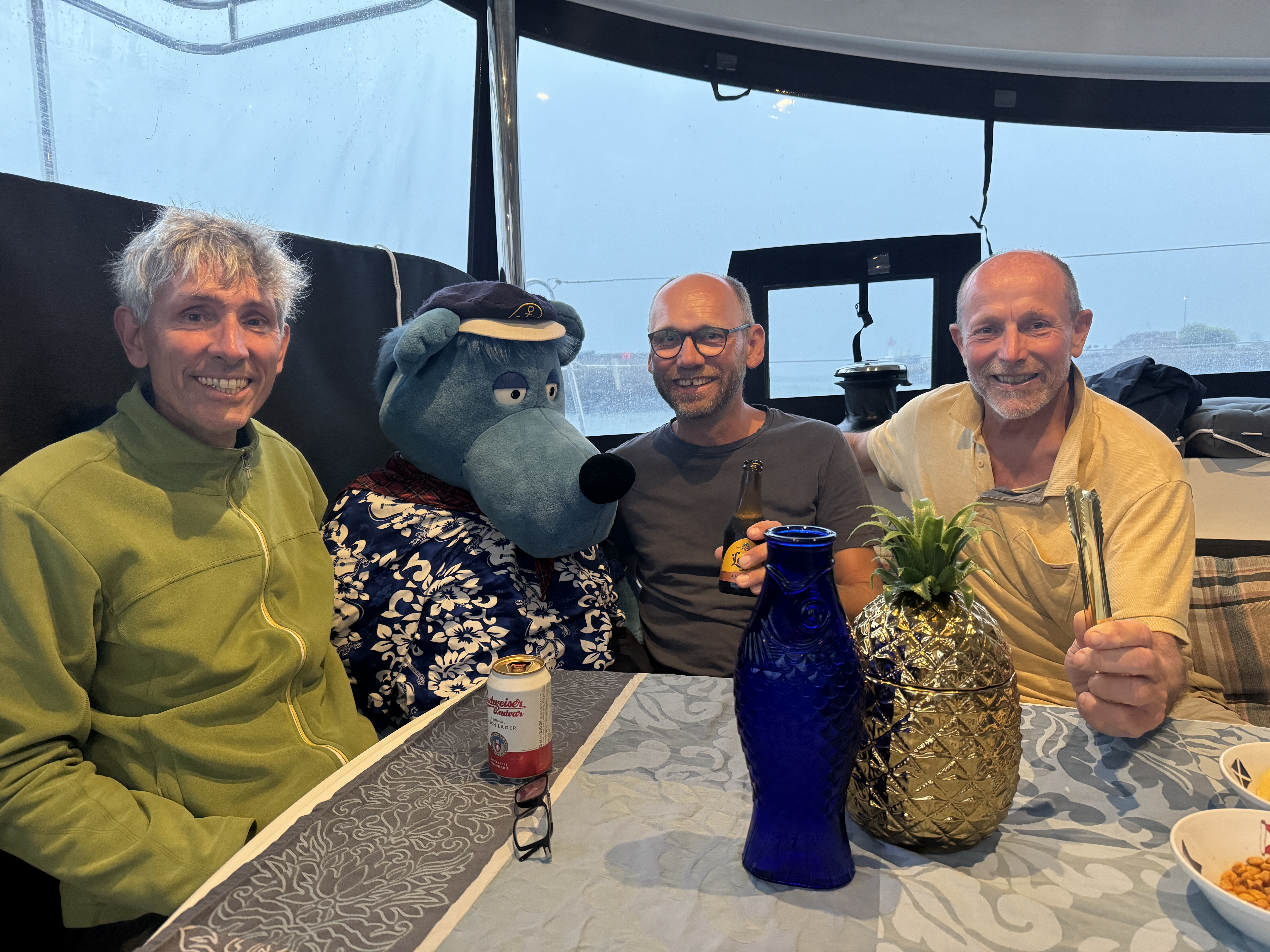 Jens (Mitte) von Marieke (D) und Christoph und Dirk und Manus 2 (D)