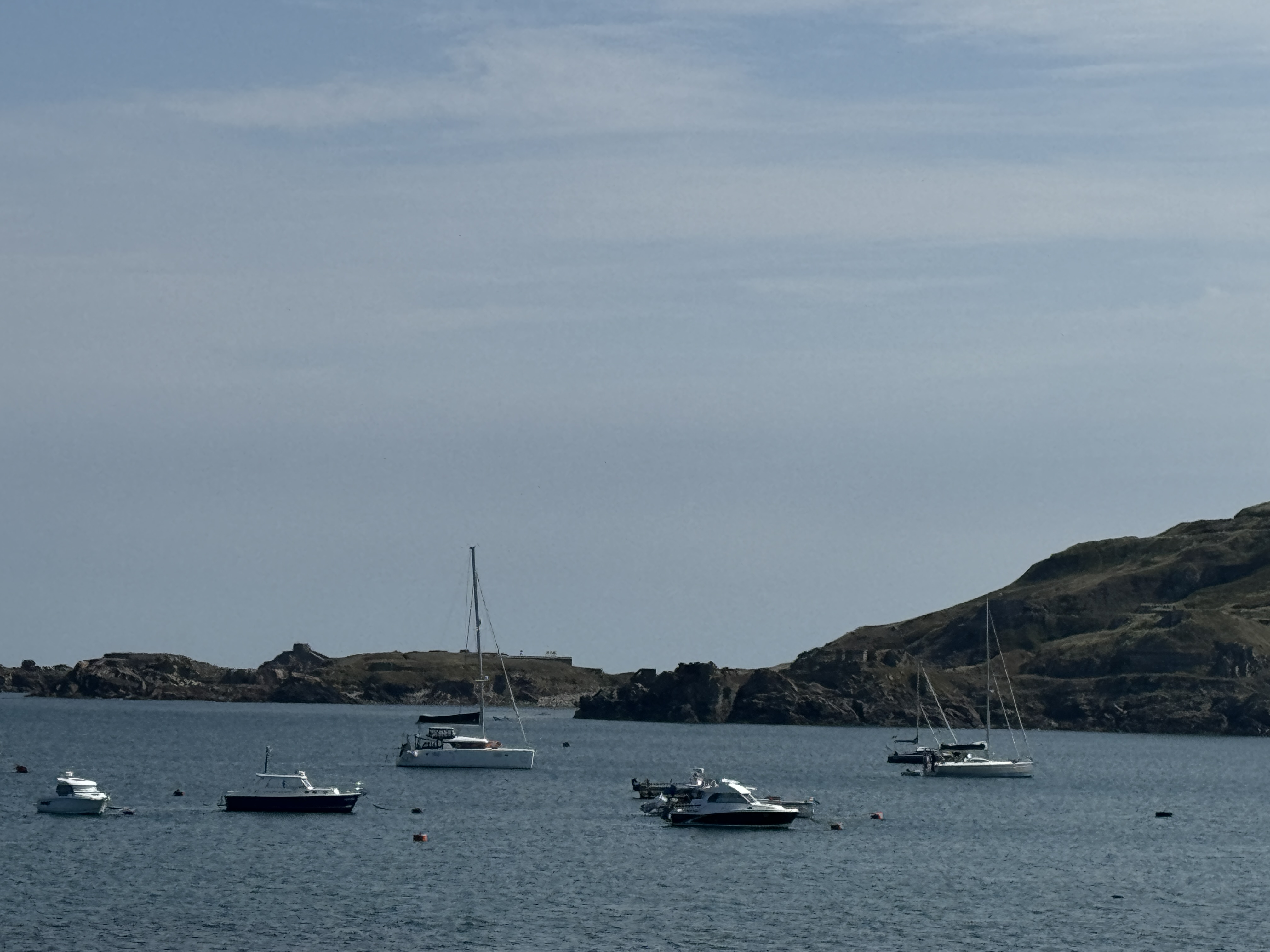 La Ola vor Anker in Alderney