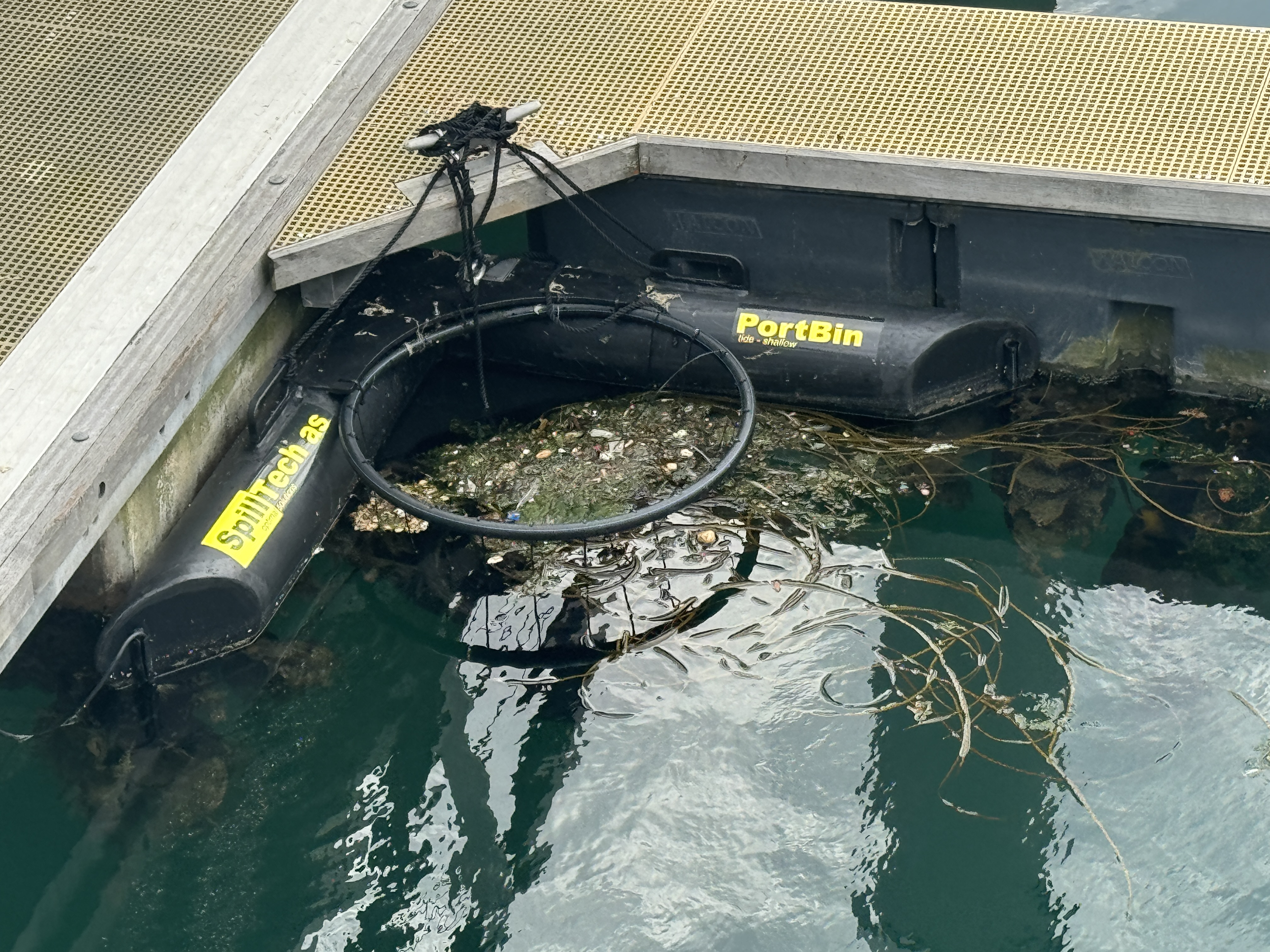 Plastikfilteranlage im Hafen