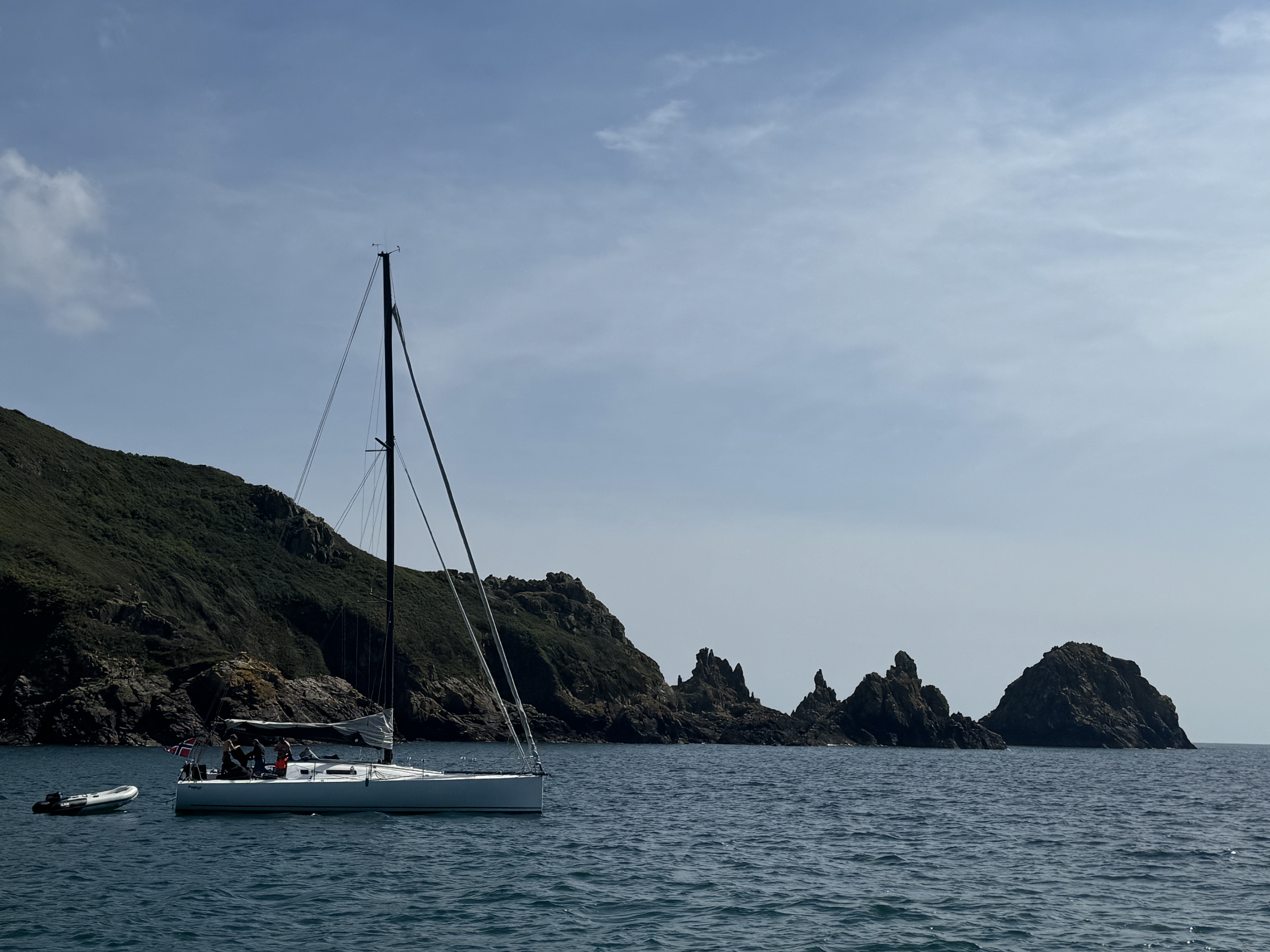 Die Felsen von der Bucht aus gesehen