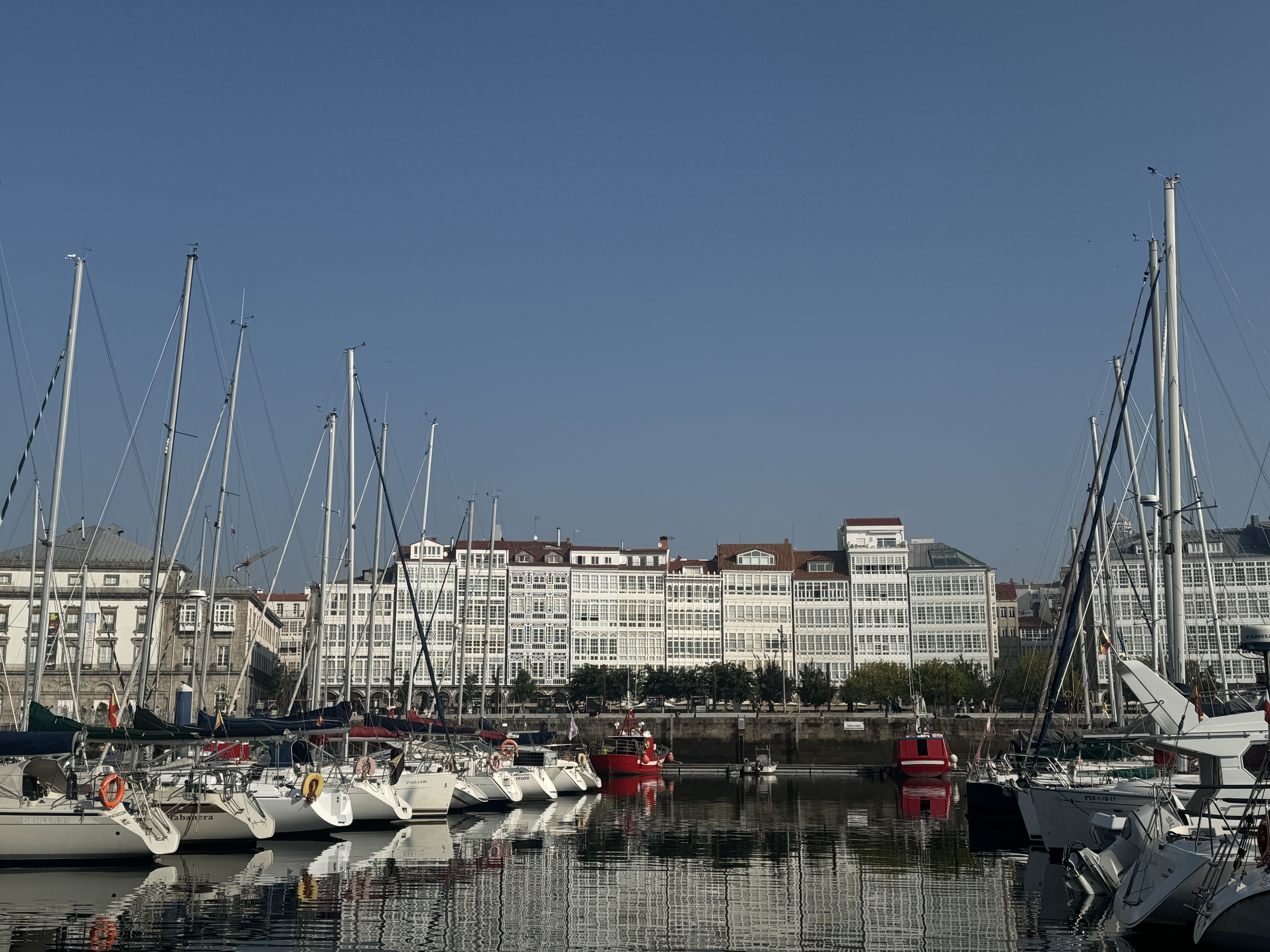 Liegeplatz mit Blick auf die berühmten Spiegelhäuser