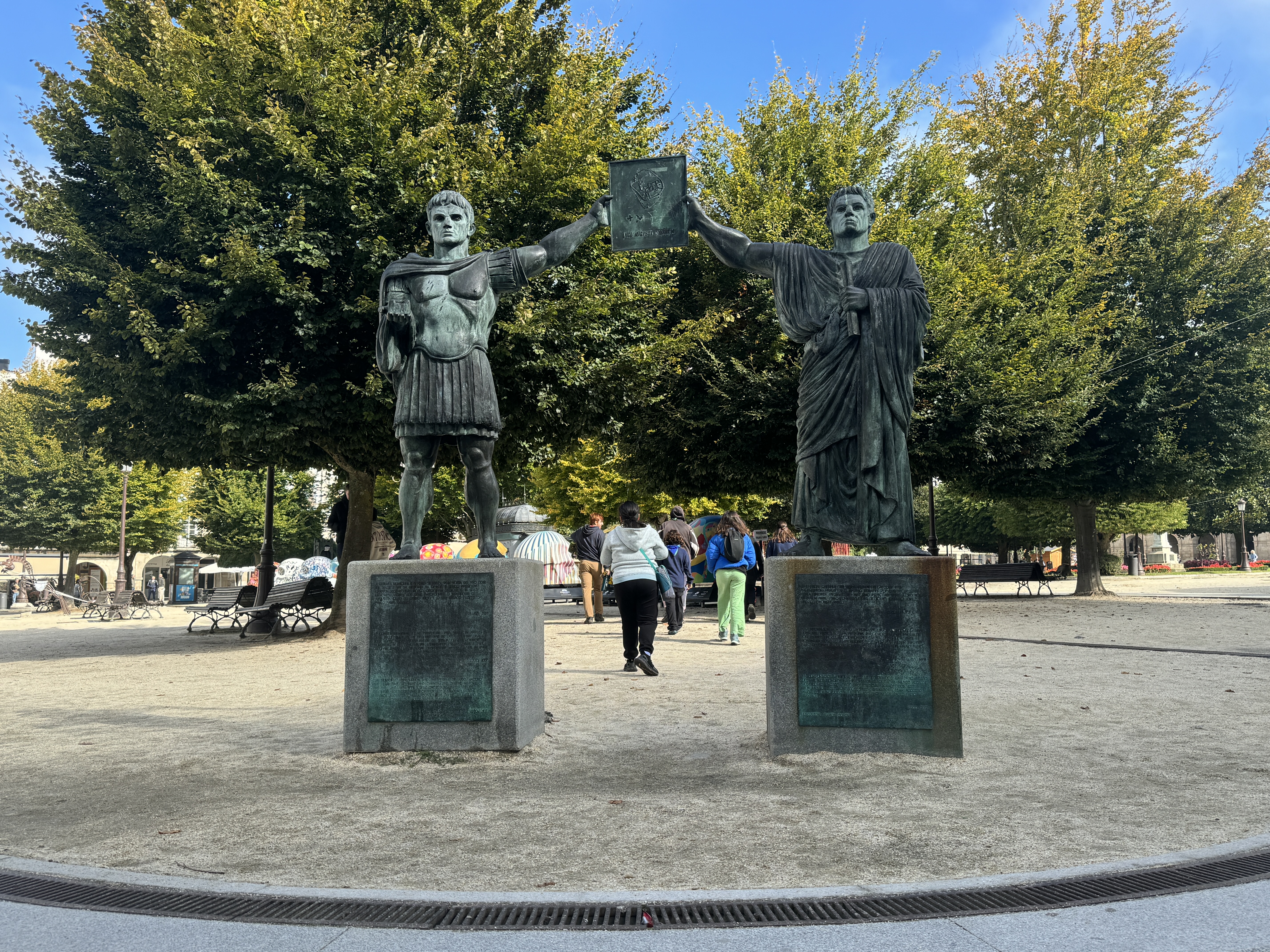 Die beiden Stadtgründer Paulo Fabio Máximo und Kaiser Augusto