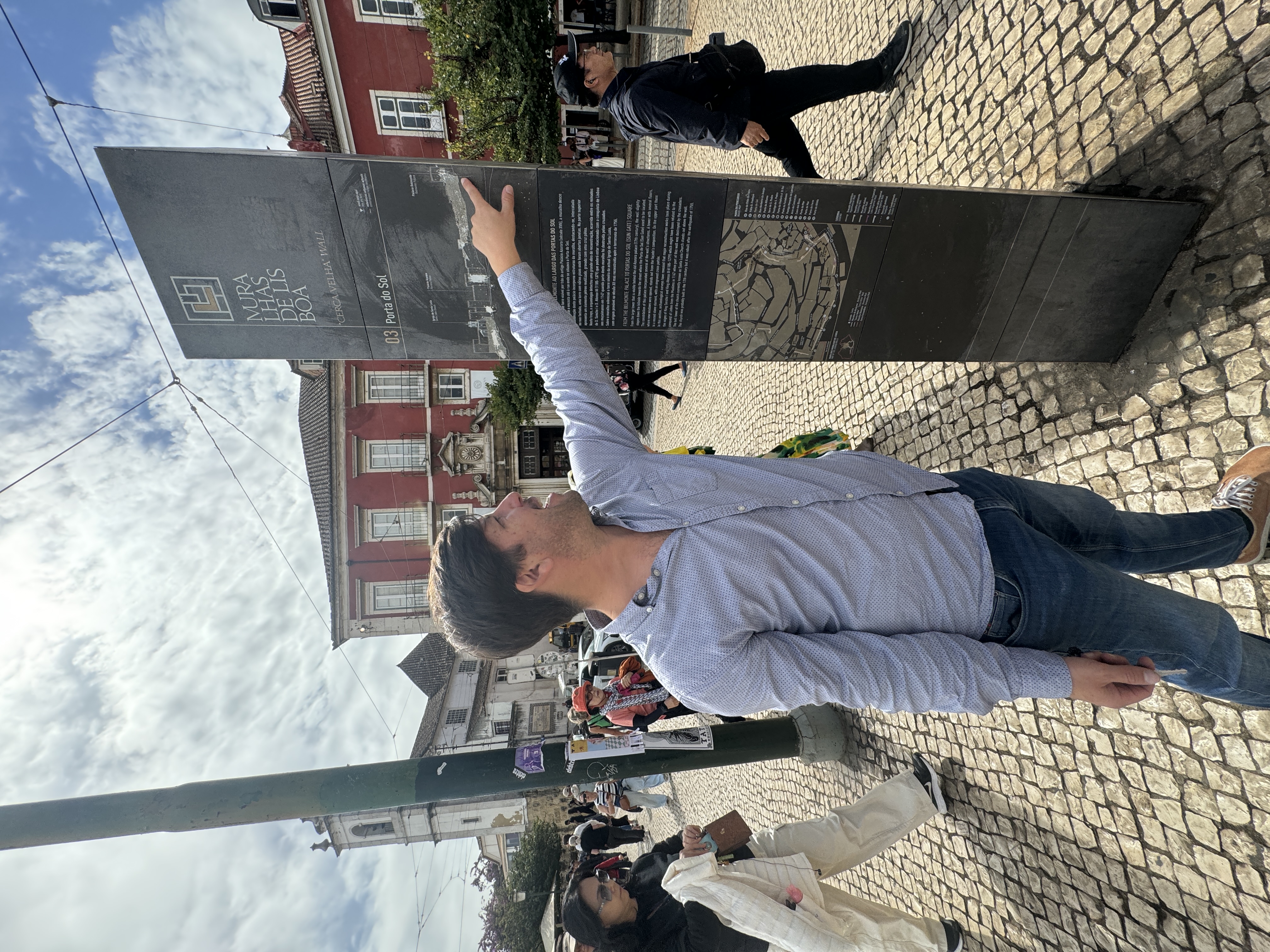 Guide Pietro erklärt uns die Geschichte von Lissabon
