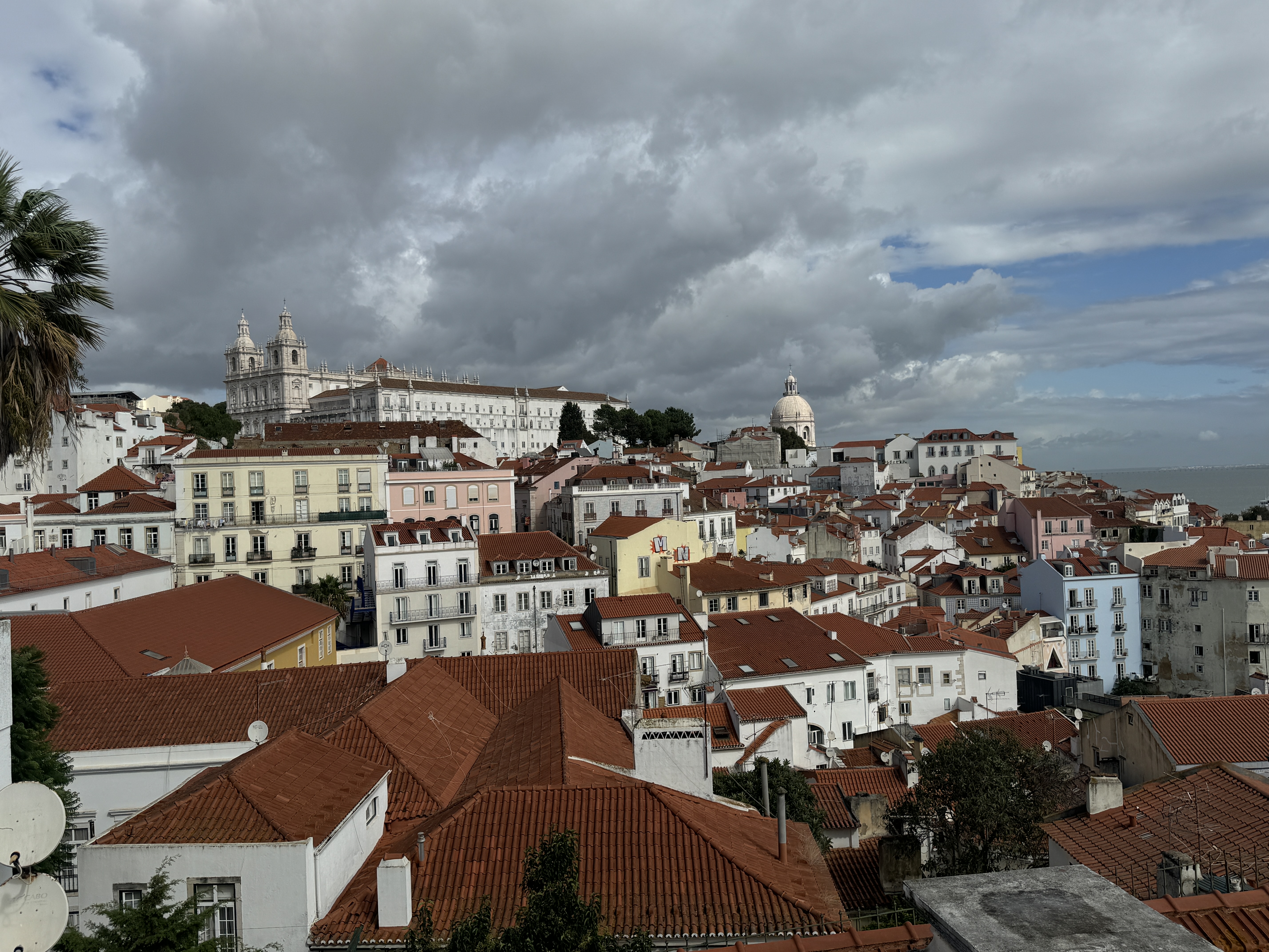 Blick vom Miradouro das Portas do Sol