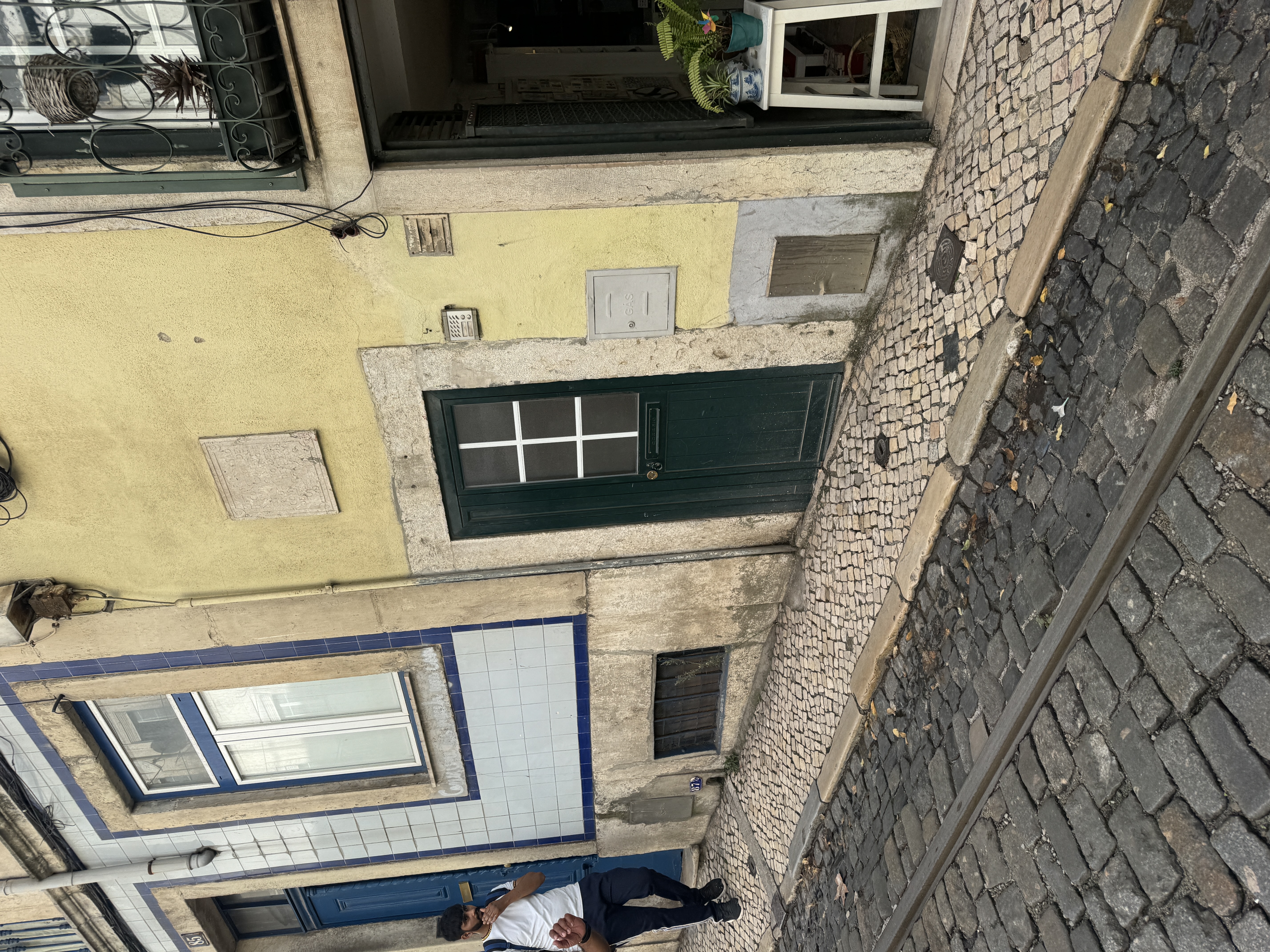 Stadtteil Alfama mit teils sehr kleinen Türen