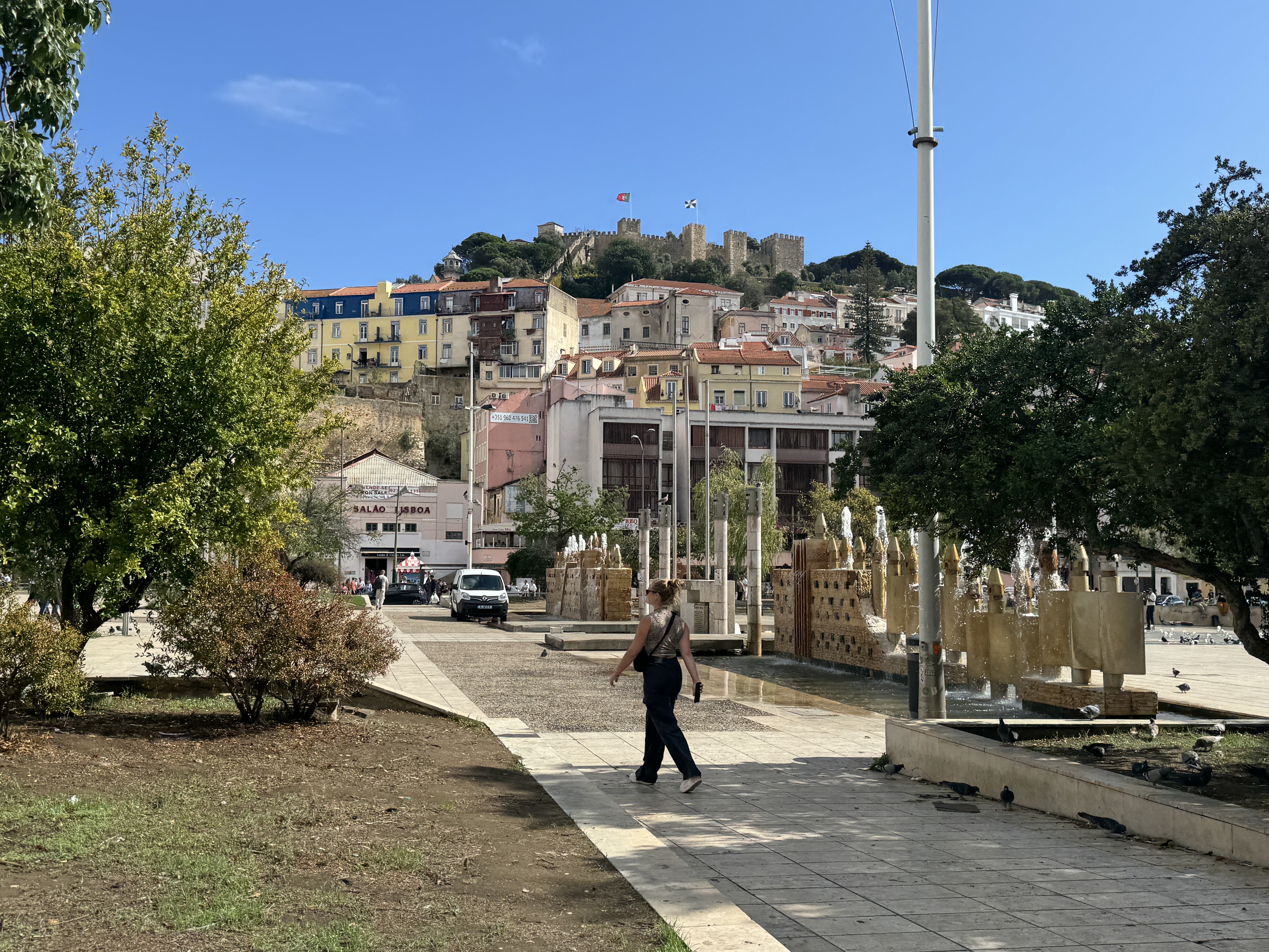 Praça Martim Moniz mit fortgeführter alter Stadtmauer