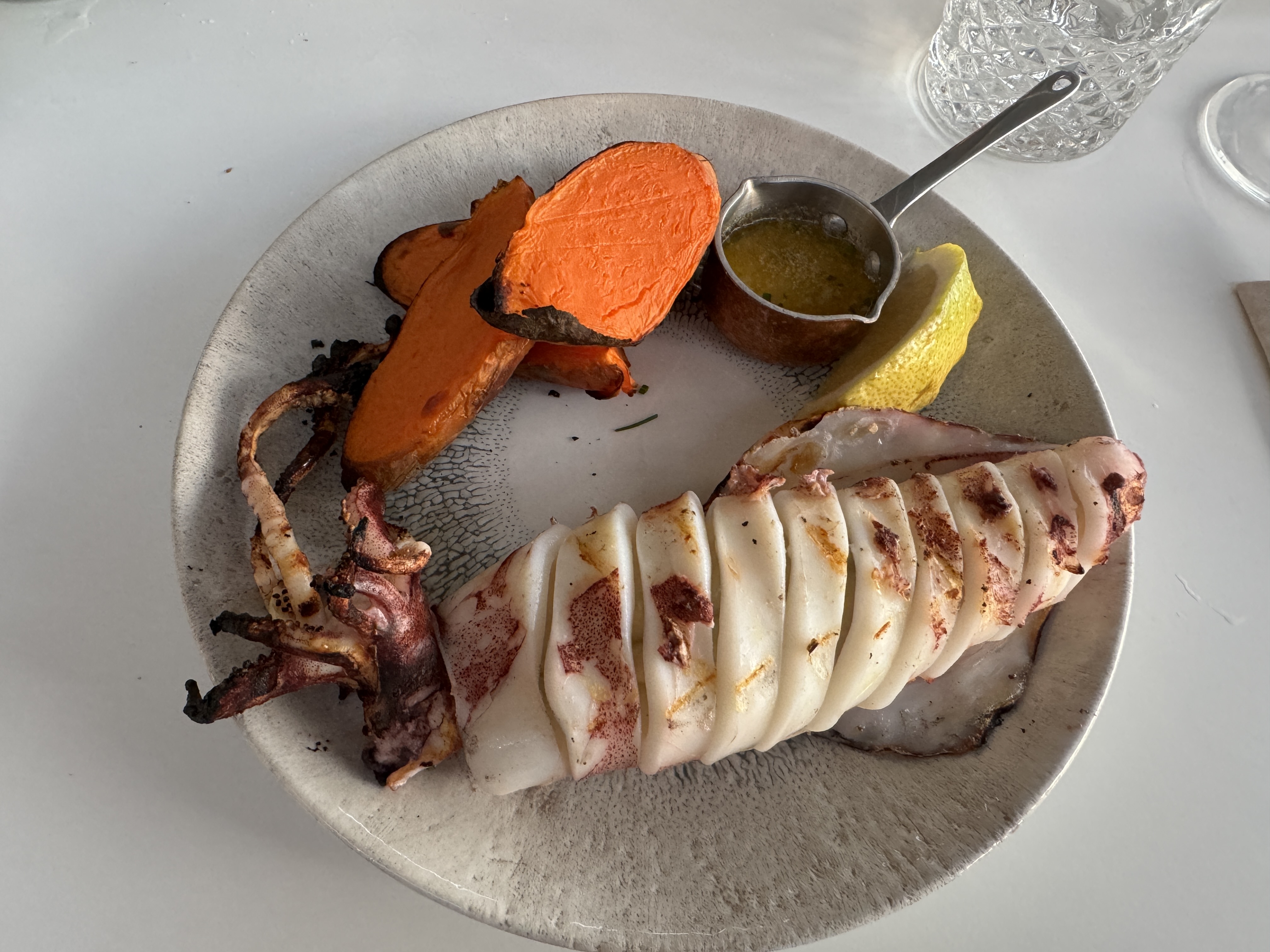 Gegrillter Sepia mit Süßkartoffel