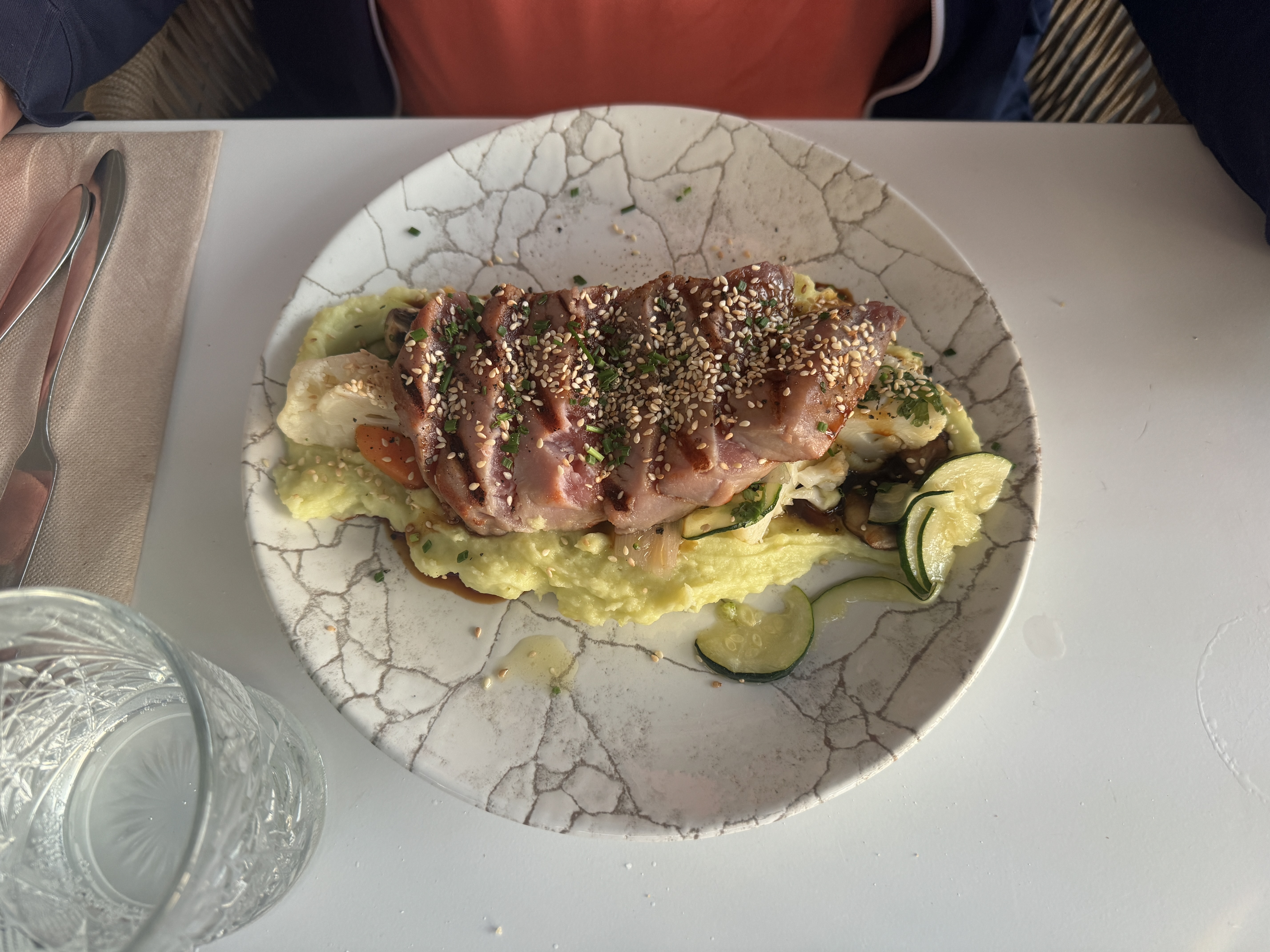 Thunfisch auf Gemüsebett und Wasabi-Kartoffelpüree