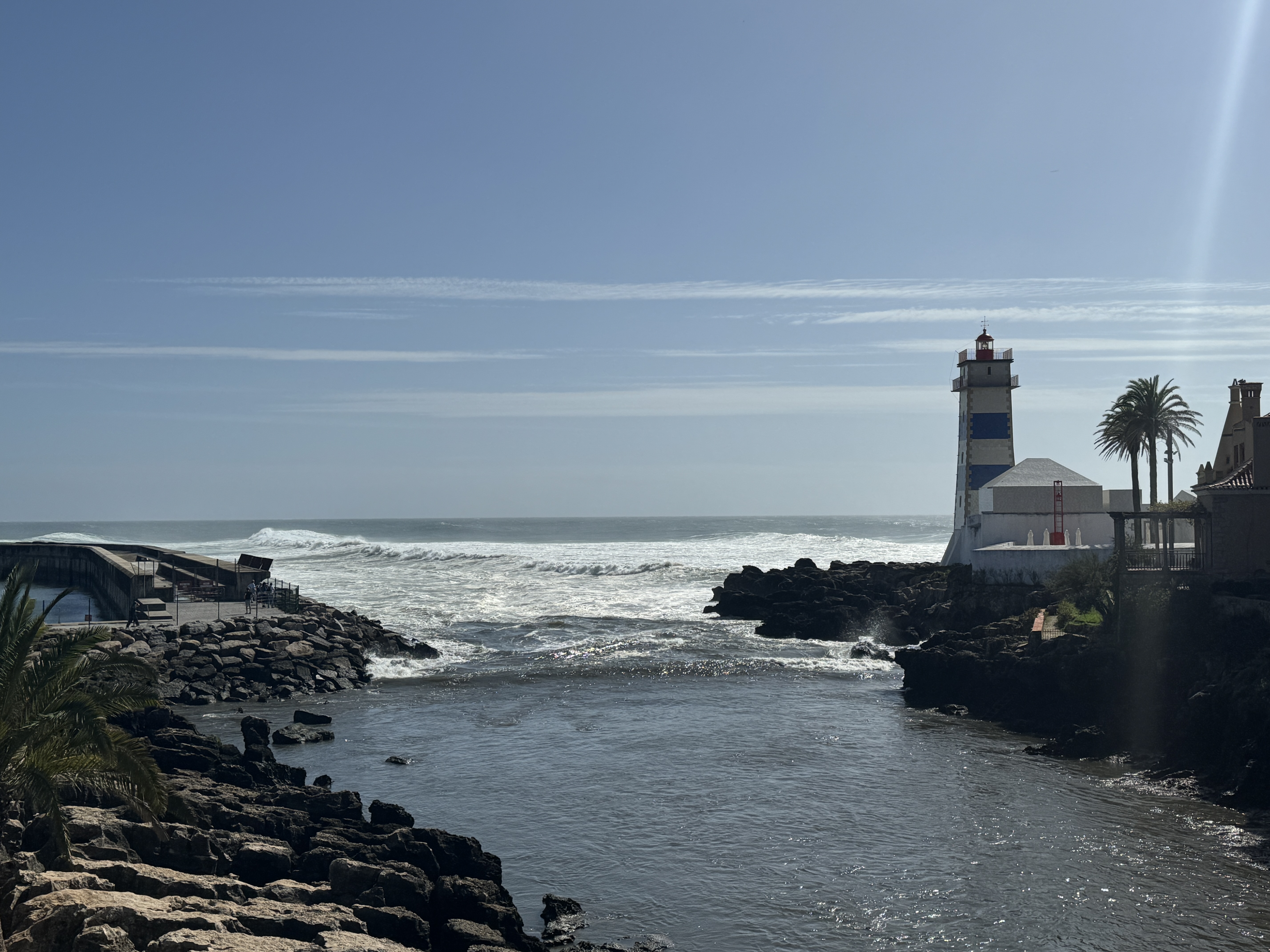 Aufgewühlte See am Leuchtturm