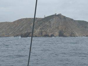 Natürlich mit Leuchtturm und Ruinen