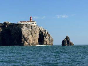 Hübscher Leuchtturm auf angenagtem Fels