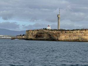 Blick zurück auf den Leuchtturm von Ferragudo