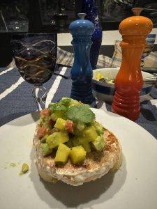 Lecker Lachsburger mit Avocado-Mango-Salsa