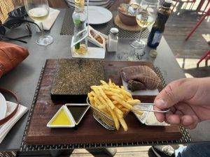 Frischer Thunfisch vom heißen Stein