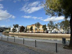 Blick auf die Restaurants am Fluß in Tavira