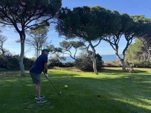 Abschlag mit Meerblick