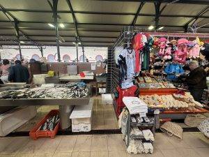 Fisch direkt neben den Textilien