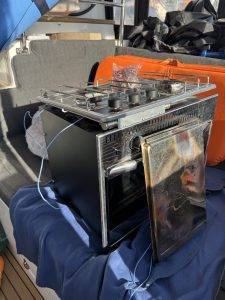 Gas-Herd und -Backofen werden ausgebaut