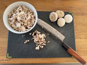 Champignons putzen und fein würfeln