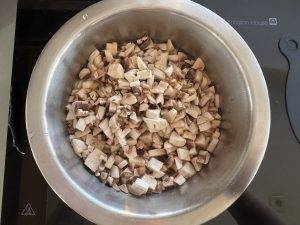 Champignonwürfel in Gemüsefond kochen