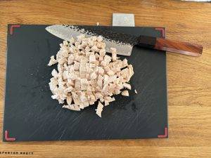 Gekochte Hähnchenbrust fein würfeln