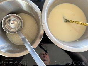 Mit Geflügelfond langsam aufgießen und Mehlschwitze verrühren