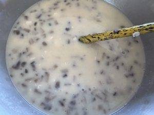 Hähnchen- und Pilzwürfel hineingeben und abschmecken