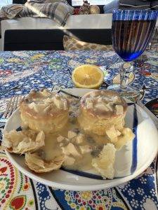 In Blätterteigpasteten füllen und servieren