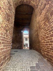 Durch diese hohle Gasse?