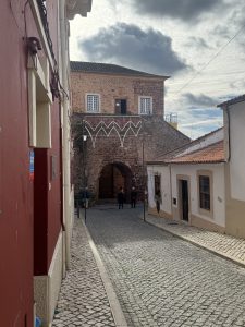 Mottelalterliches Tor von der anderen Seite