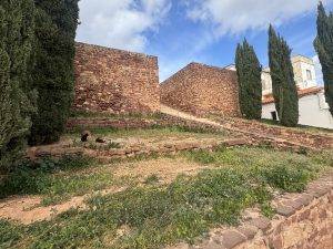 Überall alte Festungsmauern