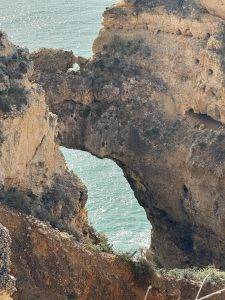 Überall kleine und große Felsbrücken