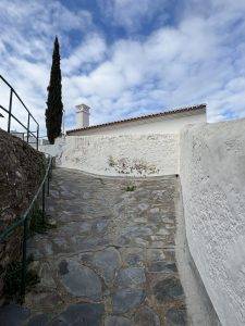 Keine Mauer, sonder ein gar nicht so steiler Weg