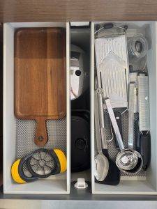 Mit beiden Besteckschubladen on top