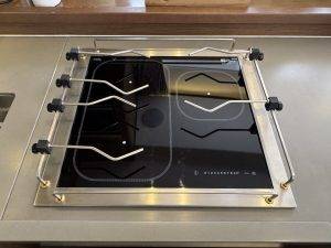 Induktionskochfeld mit Halterungen