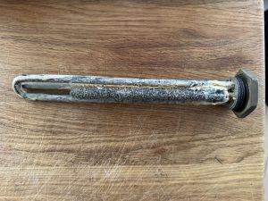 Komplett verkalkt - der Heißstab von Heißwasserboiler