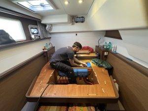 Nico macht den Elektroanschluss