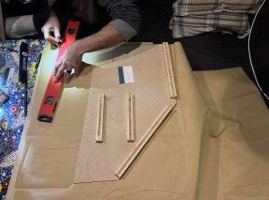 Der Holzkasten wir mit Folie in Lederoptik bespannt