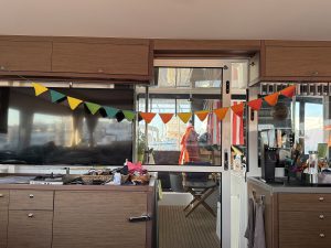 Mit einer selbstgehäkelten Flaggengirlande