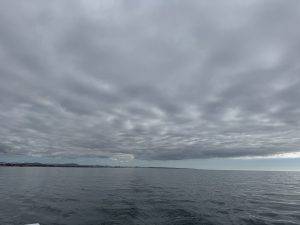 Hinter uns kommt die Sonne raus